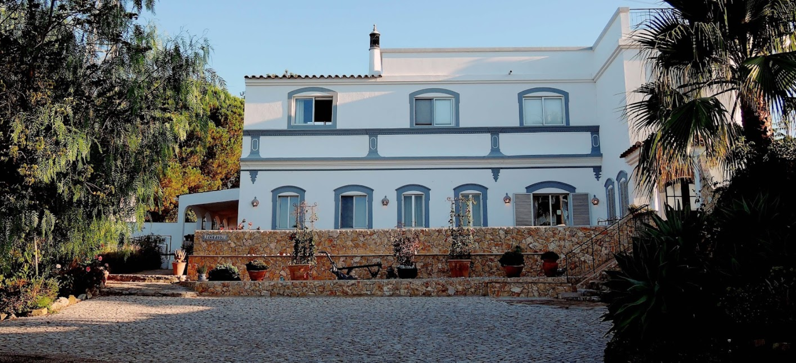Fachada da The Lemon Tree Villa entre jardins maduros
