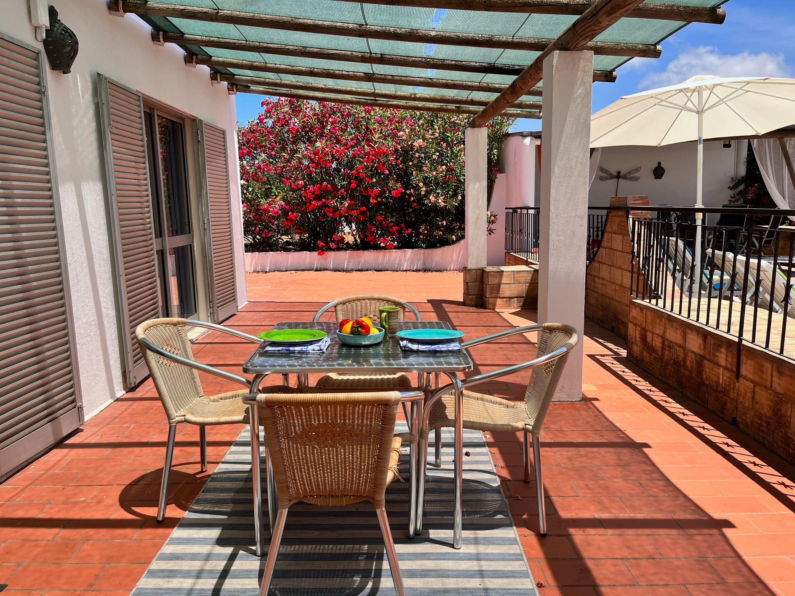 Mesa no terraço privativo